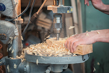 配有电钻机钻木板的木匠工具作坊工作木制品木工木材便利钻头木匠铺工人图片
