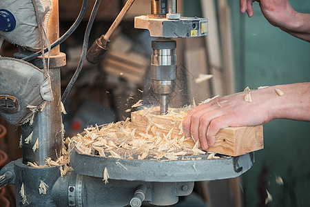 配有电钻机钻木板的木匠工具作坊工作木制品木工木材便利钻头木匠铺工人背景图片