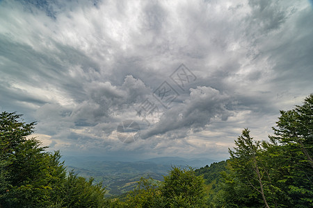 喀尔巴阡山脉上空的雨云 乌克兰喀尔巴阡山脉博尔扎瓦山脊全景气旋顶峰旅行风景爬坡天空远足气氛雷雨积雨图片