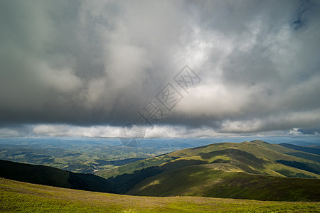 喀尔巴阡山脉上空的雨云 乌克兰喀尔巴阡山脉博尔扎瓦山脊全景天气蓝色多云风景爬坡天空冒险远足旅游顶峰图片