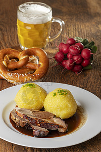 巴伐利亚烤猪肉 加子饺子啤酒玻璃食物乡村午餐木头盘子美食土豆图片