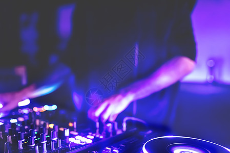 混合和混合音乐音轨的男子手持录音机体积打碟机转盘控制玩家派对俱乐部技术乐器男人图片