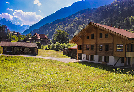 瑞士阿尔卑斯山夏天在格林德华山谷的漂亮房子背景
