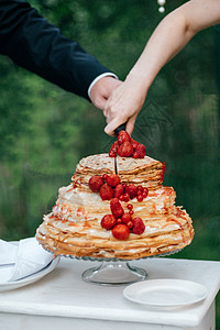 新婚夫妇结婚时的婚礼蛋糕桌子食物仪式甜点派对奢华花朵婚姻奶油裙子图片