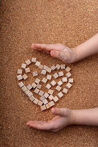 小木块形成心形或情人节象征稻草立方体手工图片