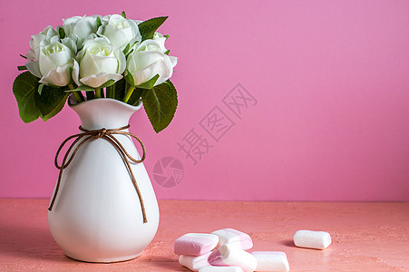 复制空间 在 wh 旁边的桌子上放着五颜六色的迷你棉花糖季节玫瑰高架粉色糖果甜点圆形白色垃圾小吃图片