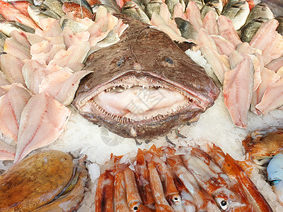 市场上的新鲜鱼和和尚鱼图片