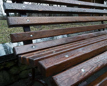 雨过后木材木头座位公园白色棕色花园绿色椅子桌子图片