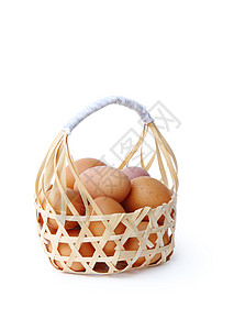 新鲜的鸡蛋在圆竹篮子里 与路隔绝小路主食家禽母鸡工作室曲线烘烤杂货店商品烹饪图片