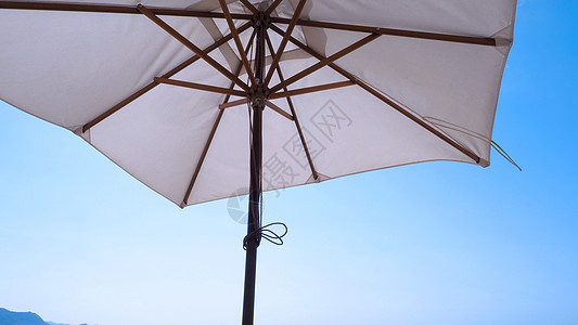 白布彩色纹理海滩伞阳伞地平线阳光蓝色旅行三脚架白色耀斑木头风景图片