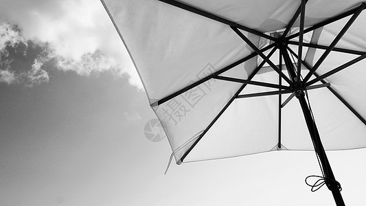 白布彩色纹理海滩伞风景场景旅行阳光蓝色地平线阳伞白色耀斑木头图片