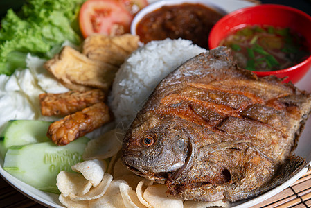 马来西亚海鲜鱼和大米文化油炸小贩马来语食物午餐鲳鱼传统辣椒豆腐背景