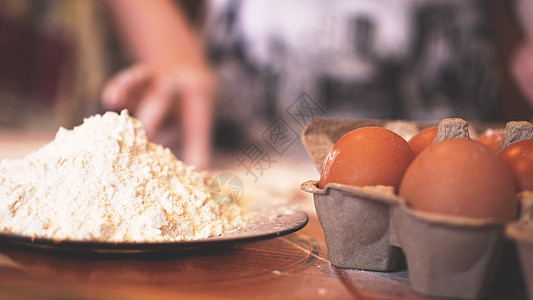 烘烤自制面包的成分 鸡蛋 面粉 木质背景 侧视图甜点蛋糕厨房食物营养烹饪粉末小麦面团馅饼图片