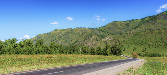 夏日山中的道路山脉森林蓝色天空沥青乡村场地旅行爬坡风景图片