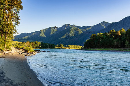 山中河流的景象旅行旅游天空风景石头爬坡蓝色全景树木岩石图片