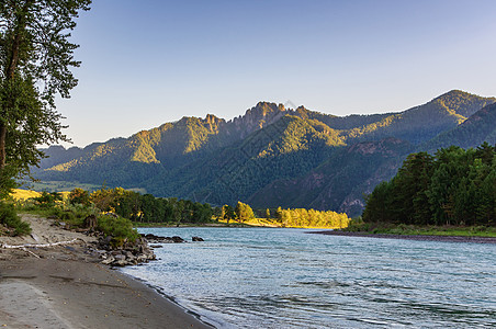 山中河流的景象石头旅行风景蓝色树木森林顶峰爬坡天空全景图片