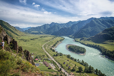 山中河流的景象全景旅行石头卡通旅游风景绿色森林蓝色树木图片