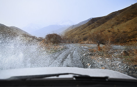 车　越野飞溅水坑高清图片