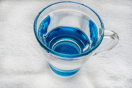 清洁饮用水 清蓝玻璃里有泡泡餐具蓝色水晶矿物剪裁脱水口渴气泡生态杯子图片