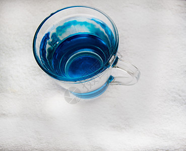 清洁饮用水 清蓝玻璃里有泡泡反射餐具口渴矿物水晶剪裁生态水族脱水杯子图片