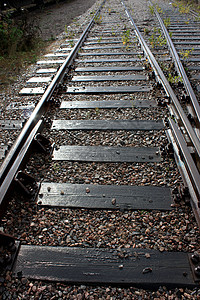 铁路走向阳光明媚的日子的展望支架铁轨碎石线条火车危险木头壁板基础设施平行线图片