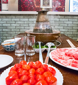传统的中国热锅 有肉和调味料汽船豆腐盘子蔬菜食物文化午餐美食羊肉海鲜图片
