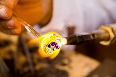 一个人的手做一个玻璃主题艺术燃烧材料工艺雕刻喷灯火焰温度生产鼓风机图片