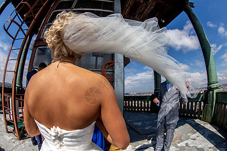 与新郎在教堂的新娘 在蓝天背景高清图片