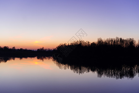 与树和湖的蓝色时间晚上天空风景在前景 蓝色时间日落 完美的蓝绿色和橙色 低光曝光不足的照片紫色太阳库存海滩海景日光风暴海洋旅行橙图片