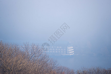 秋雾和大漂浮旅店在河上 在模糊的背景之下 森林在前方酒店机器现代化运输装修工作汽车警告电梯卡车图片