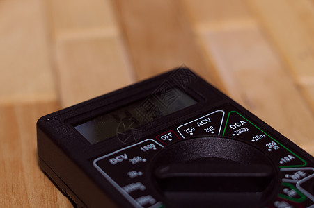 木地板上的数字测量万用表 它显示 4 33V 或充满电的电池 包括电压表电流表欧姆表诊断工具电子产品展示电气力量工作技术员电脑服图片