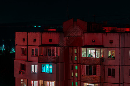红色和蓝色灯光高楼建筑的长照 夜间城市景色 大城市生活天线街道天际商业地标建筑学办公室景观交通摩天大楼图片
