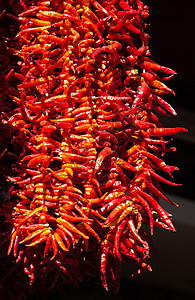 阳光下干燥的红胡椒包蔬菜营养红色胡椒干辣椒市场寒冷食物香料植物图片