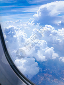 从飞机窗口中查看喷射航天工业飞行器喷气车辆运输交通陆地目的地天空图片