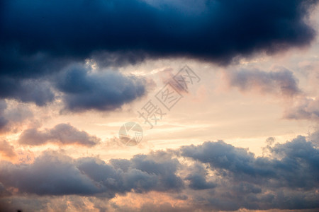 在天空中发现黑暗和灰暗的乌云臭氧场景风暴阳光气氛云景环境晴天气候天气图片