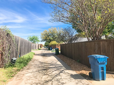 德克萨斯州达拉斯附近住宅区的静后巷城市栅栏后街蓝色住房艺术草地垃圾途径邻里图片