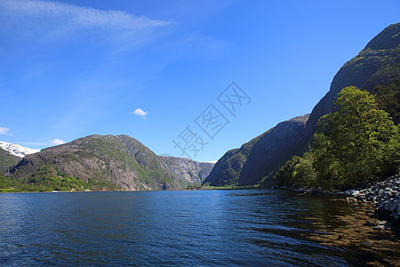 Fjord和山山山脉晴天峡湾公园蓝色森林国家天空水平图片