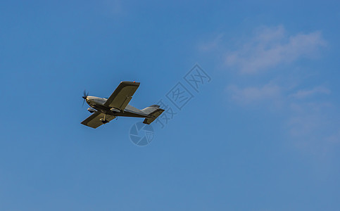 小型特技飞机在清蓝蓝天 空中运输 休闲爱好和运动中飞行图片