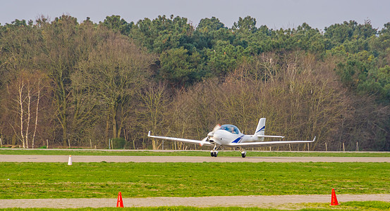 白白色特技飞机起飞 娱乐性空中运输机图片
