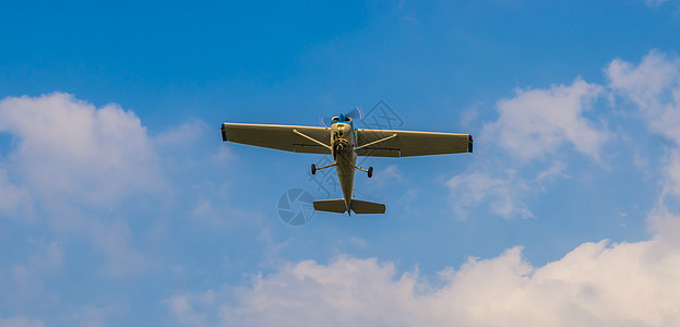 蓝天飞行的飞机 云 空中运输 业余爱好和体育等图片