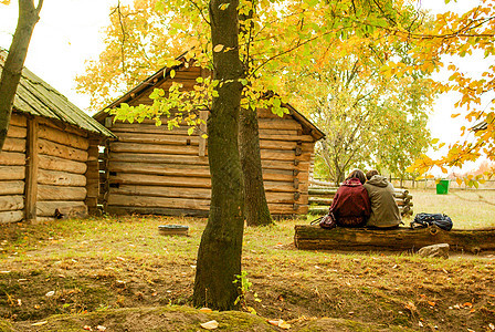 传统的乌克兰农村小屋 有稻草屋顶地标农场房子木头花园别墅建筑学村庄旅行茅草图片