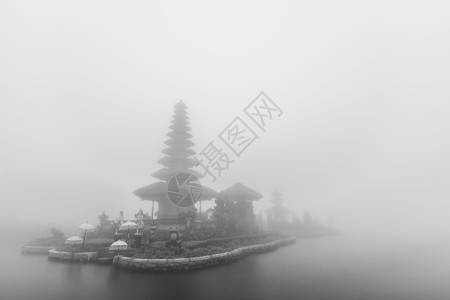 巴厘寺庙的福吉天气热带宗教薄雾地标黑与白宝塔精神旅游风景寺庙图片