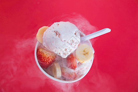 草莓和香蕉冰淇淋 果实丰硕冰淇淋蒸汽圣代水果液氮酸奶香草盘子食物饮食图片