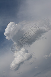 天空中黑暗的乌云黑色场景天气雷雨风暴季节灰色飓风云景天堂图片