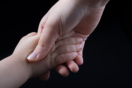 成人和儿童手牵手妈妈女性婴儿英雄帮助双手男人童年爸爸安全图片