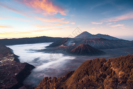 塞梅鲁火山风景布罗莫火山的日出 在印度爪哇喷射公园环境天空火山火山口风景游客山脉薄雾蓝色背景