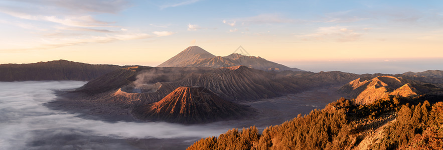 布罗莫火山的日出 在印度爪哇喷射风景山脉环境冒险薄雾陨石火山口地平线公园远足图片