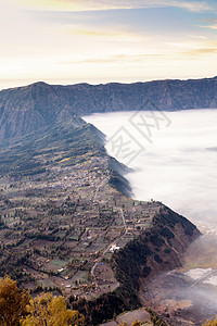 飞骑踏尘破晨雾布罗莫火山的日出 在印度爪哇喷射火山口火山冒险陨石吸引力蓝色山脉旅游环境天空背景