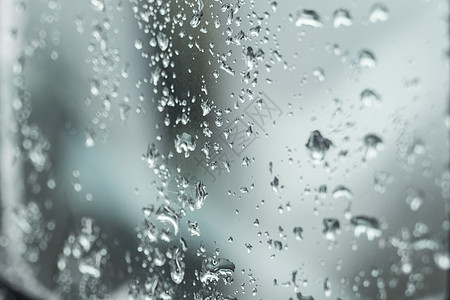 车窗上有许多小水滴天气风化车辆下雨天季节温度窗户背景图片