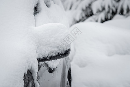 车里满是雪降雪雪堆车辆季节性运输季节白色风景汽车天气图片